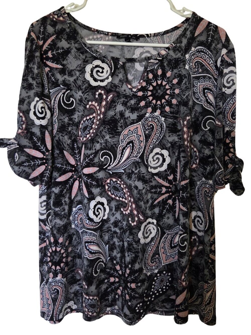 Sami & Jo Keyhole Top with Slit and Tie arms